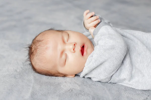 Uyuyan Asyalı Çinli Melez Yeni Doğmuş Erkek Bebeğe Yakın Çekim — Stok fotoğraf