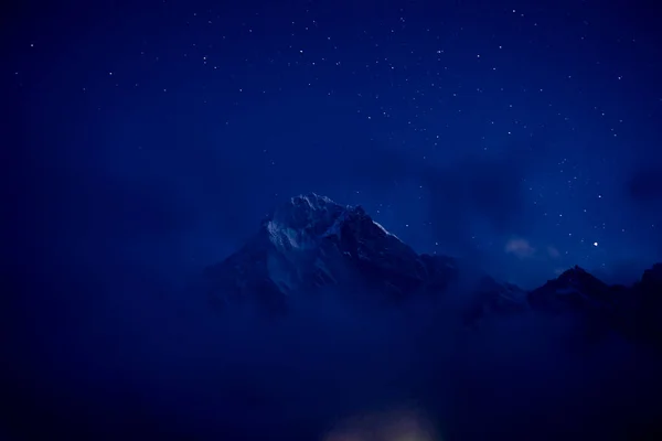 Cholatse Summit Nepal Anoitecer Chegando Nuvens Iluminando Lua Estrelas — Fotografia de Stock