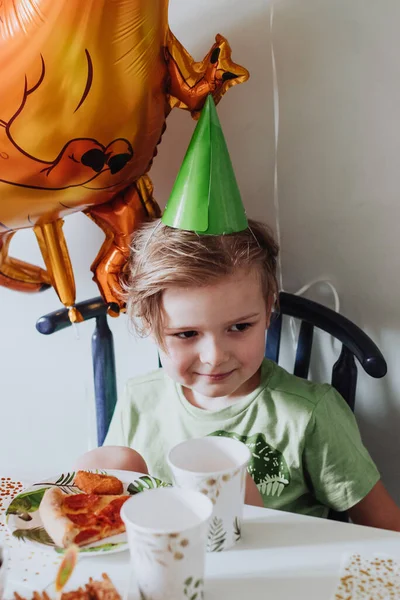 Liten Pojke Som Leker Sitt Rum — Stockfoto