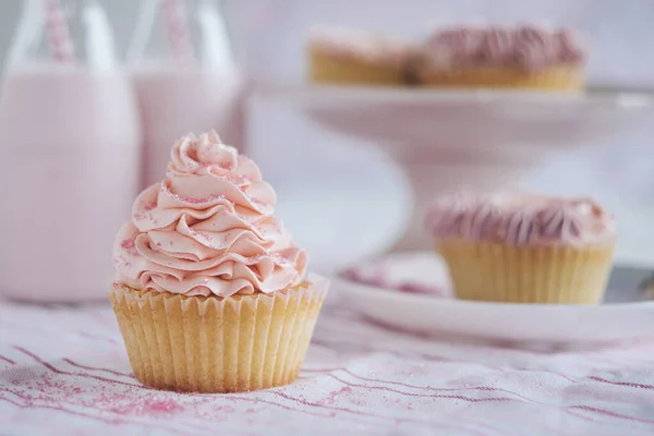 Deliciosos Cupcakes Con Crema Sobre Fondo —  Fotos de Stock