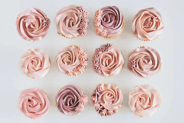 Deliciosos Cupcakes Con Crema Flores Sobre Fondo Blanco —  Fotos de Stock