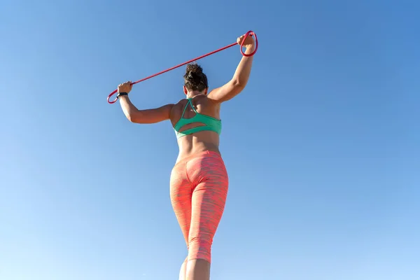 Mujer Haciendo Ejercicio Aire Libre Con Bandas Elásticas — Foto de Stock