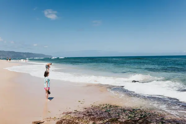 Fiatal Lány Néz Óceán Hullámok Összeomlik Ellen Egy Oahu Strand — Stock Fotó