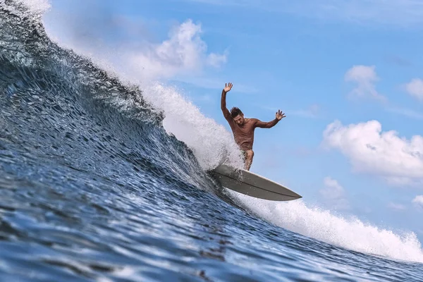 Muž Surfovací Prkno Surfování Mořské Vlně Proti Jasné Obloze — Stock fotografie