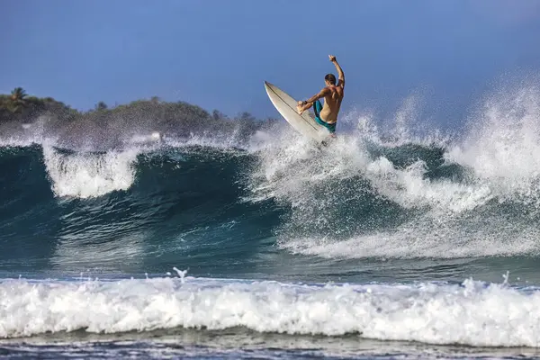 Man Med Surfbräda Surfa Havet Våg Mot Klar Himmel — Stockfoto
