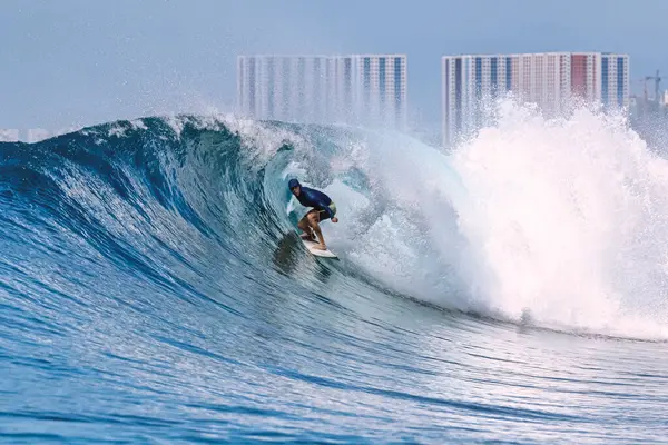 Hombre Con Tabla Surf Surfeando Ola Mar Contra Cielo Despejado —  Fotos de Stock