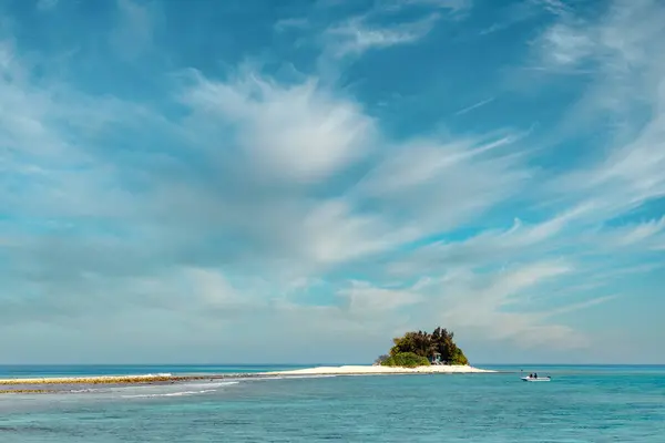 Hermosa Playa Tropical Con Palmeras Cielo Azul — Foto de Stock