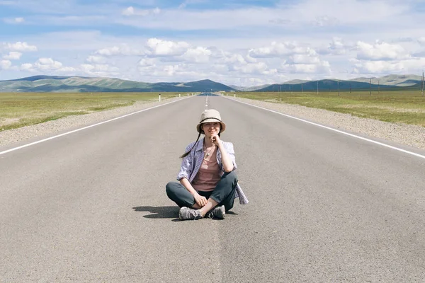 Viajera Sentada Camino Montaña República Altai — Foto de Stock