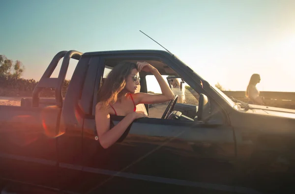 Porträt Einer Jungen Frau Mit Sonnenbrille Auto — Stockfoto