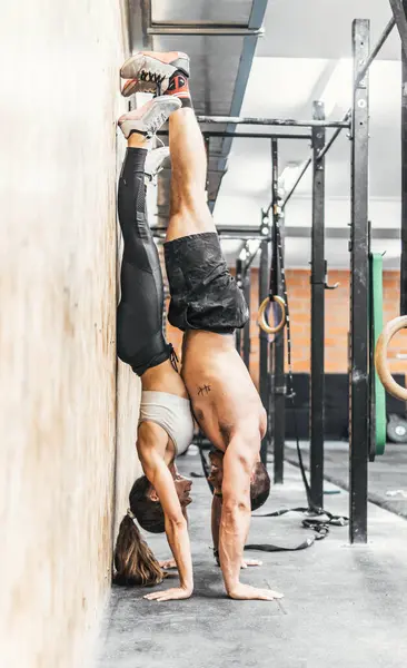 Mulher Homem Fazendo Suporte Parede Ginásio Crossfit — Fotografia de Stock