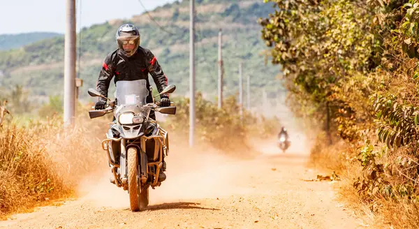 在柬埔寨 人们骑摩托车在尘土飞扬的路上探险 — 图库照片