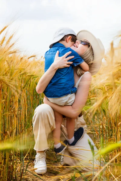 Feliz Mãe Com Filho Abraçando Campo Trigo — Fotografia de Stock