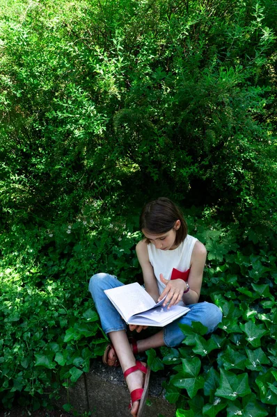 Fille Lisant Livre Dans Jardin — Photo