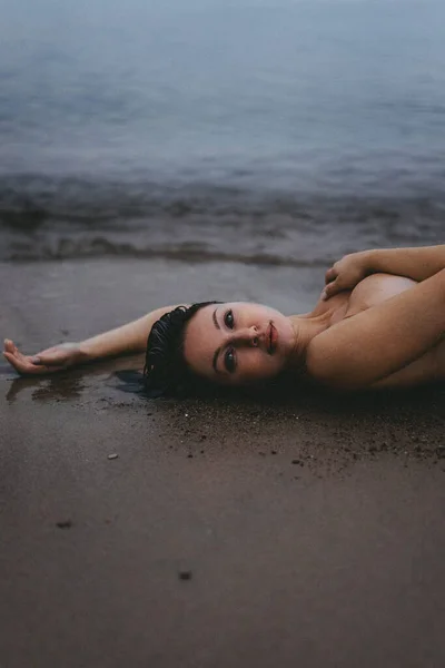 Nackte Frau Liegt Sand — Stockfoto