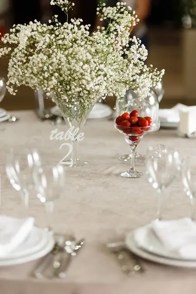 Hochzeitstisch Mit Weißen Blumen — Stockfoto