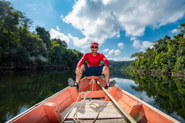 Man Zoek Naar Tatai Rivier Een Lange Staart Boot Cambodja — Stockfoto