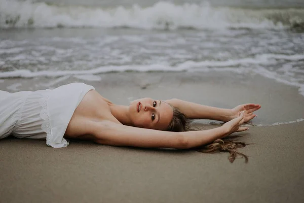 Girl White Dress Lying Sand Sea — Stock Photo, Image