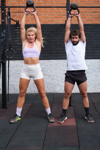 Ung Man Och Kvinna Lyfter Kettlebell Crossfit Övningar — Stockfoto