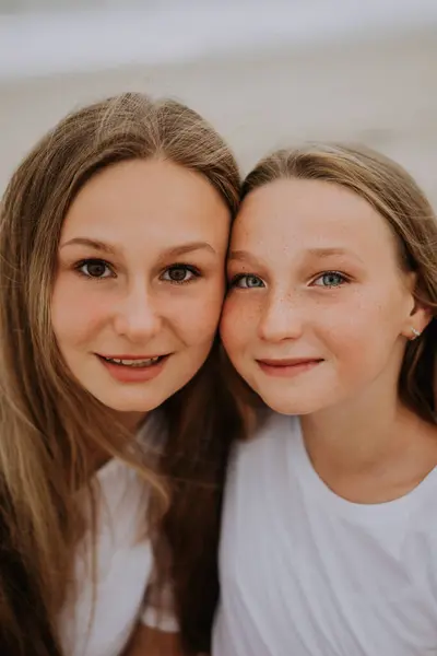 Porträt Zweier Teenager Mädchen — Stockfoto