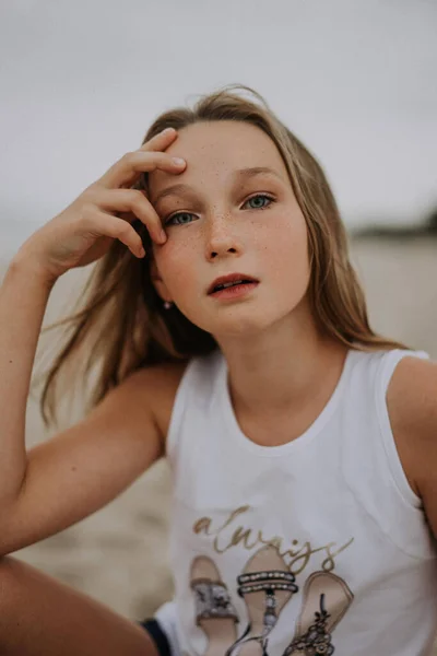 Retrato Una Adolescente Mirando Cámara — Foto de Stock