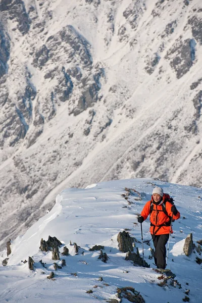 威尔士北部冬季登山登顶的妇女 — 图库照片