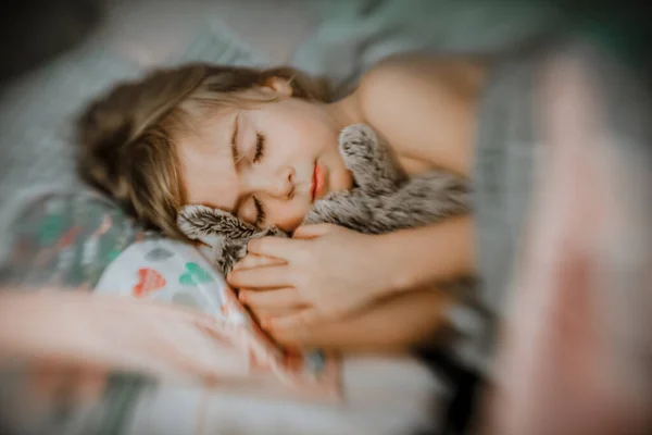 Niña Años Durmiendo Cama Casa —  Fotos de Stock