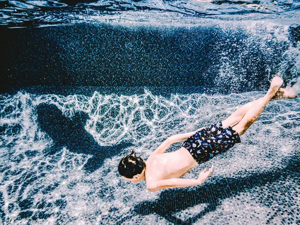Χρονών Αγόρι Κολυμπάει Σκιά Ενός Δελφινιού Μια Πισίνα — Φωτογραφία Αρχείου