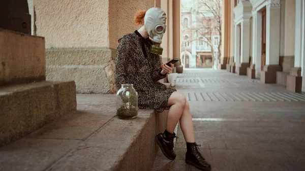 Mädchen Militärischer Gasmaske Und Kleid Mit Pflanze Den Händen Während — Stockfoto