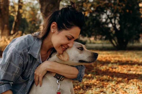 Piękne Szczęśliwy Młoda Kobieta Przytula Jej Pies Zewnątrz — Zdjęcie stockowe