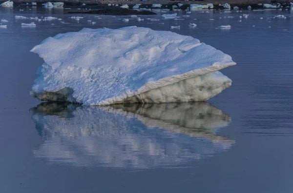 カナダの北極諸島の氷河の地形と融解氷山 — ストック写真