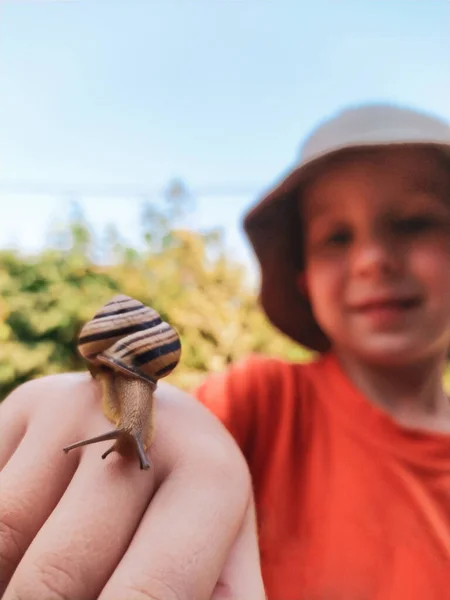 Snigel Hand Leende Liten Pojke Utomhus Närbild — Stockfoto