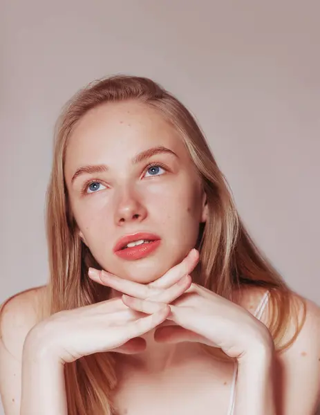 Blonde Woman Natural Hair Beauty Closeup Portrait — Stock Photo, Image