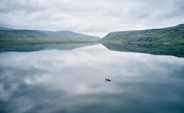 Drone View Distant Boat Floating Calm Reflective Water Clean Lake — Stock Photo, Image