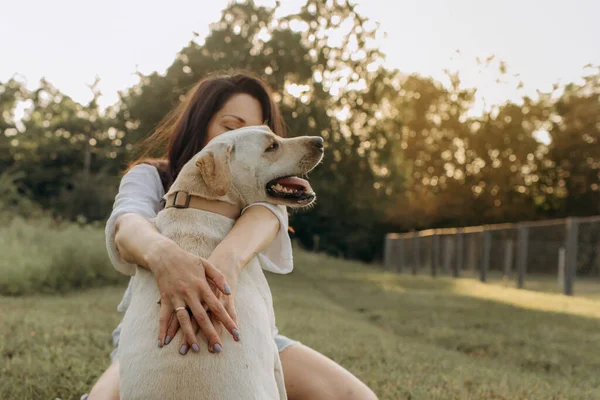 Hermosa Feliz Joven Mujer Con Perro Aire Libre — Foto de Stock