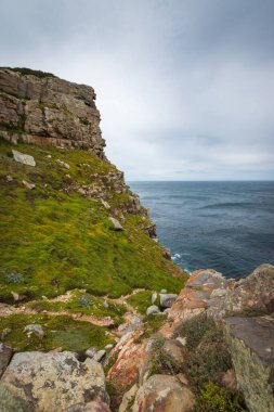 Ümit Burnu boyunca kayalık ve deniz manzaralı gökyüzü, Güney Afrika manzaralı yürüyüş