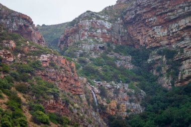 Güney Afrika, Simons Town yakınlarındaki Cape Peninsula Ulusal Parkı 'nda Amiral Şelalesi.