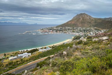 False Bay, Cape Town, Güney Afrika 'ya bakan Simons Kasabası manzarası.