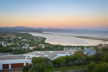 Plettenberg Körfezi, Keurboomsrivier ve Hint Okyanusu üzerindeki panoramik manzara, gün doğumunda Güney Afrika