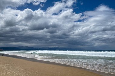 Plettenberg Körfezi sahili manzaralı, Güney Afrika Bulutlu mavi gökyüzüne karşı
