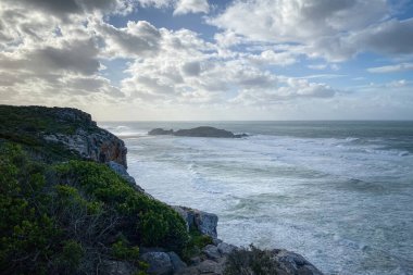 Hint Okyanusu sahillerinin manzarası ve Robberg Doğa Rezervi, Plettenberg Körfezi, Güney Afrika mavi gökyüzüne karşı