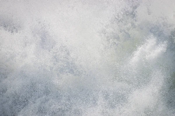 南アフリカのプレッテンバーグ湾のロバーグ自然保護区のインド洋沿岸での波の衝突 — ストック写真