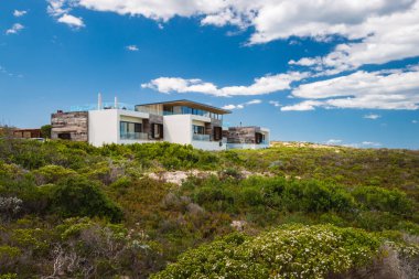 Overberg, Güney Afrika - 27 Ekim 2019: Morukuru Aile Oteli 'nin güzel De Hoop Doğa Rezervi, Güney Afrika manzarası