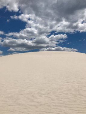 Büyük kum tepecikleri mavi gökyüzüne karşı De Hoop doğa rezervinde bulutlar, Güney Afrika