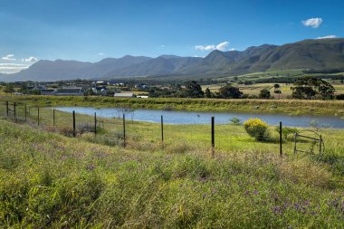 Stanford, Overberg, Güney Afrika 'nın Klein Nehri Dağları' nın önündeki manzarası gökyüzüne karşı