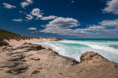 De Hoop Doğa Koruma Alanındaki güzel Hint Okyanusu Sahili manzarası, Güney Afrika gökyüzüne karşı