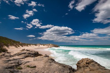 De Hoop Doğa Koruma Alanındaki güzel Hint Okyanusu Sahili manzarası, Güney Afrika gökyüzüne karşı