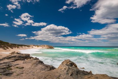 De Hoop Doğa Koruma Alanındaki güzel Hint Okyanusu Sahili manzarası, Güney Afrika gökyüzüne karşı