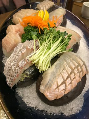 Kore saşimi akşam yemeği çiğ balık tabağı