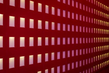 Geceleri renkli ışık deseninin yan görüntüsü