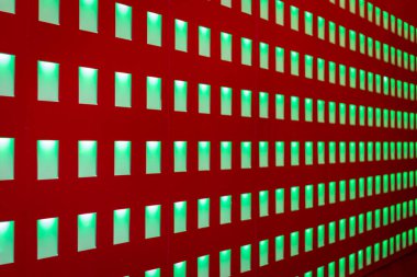 Geceleri renkli ışık deseninin yan görüntüsü